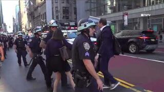 New Yorkers Confront Pro-palestine Protesters, Pushed Away by NYPD outside Maerks NYC