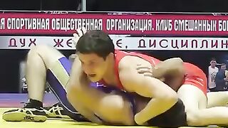 Ko’k kiyimdagi sportchi ishiga qanday qaraysiz