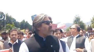 ‏علی محمد خان اپنے لیڈر عمران کی رہائی کیلئے فلک شگاف نعرے لگوا رہے ہیں