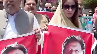 ‏عمران خان کے سپاہی الیکشن کمیشن آفس کی جانب رواں دواں