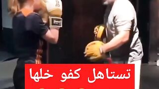 ???????????? قام المدرب  باعطائها  تذكار  لن  تنساه  لتحمي  نفسها  من  اللكمات  مستقبلا????