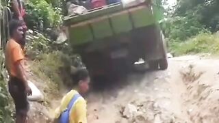 JALUR MAUT LINTAS PEDALAMAN FLORES NTT #jalurekstrim #jalanrusak #viral #videoviral
