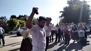 Apreciem como se danca e toca grande grupo.