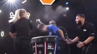صفعتها كف غيرت معالم الوجه لديها هههههه