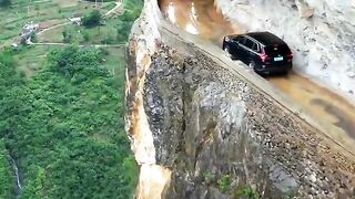 Route dans la Roche montagneuse