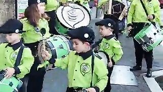 Grupo de bombos a andarem pelas ruas fantástico grupo.