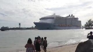 Large cruise ship, Harmony of the sea, causes a huge water