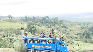 Wow!!! Sebuah bus kayu melintas di pesisir pantai #videoviral #viral
