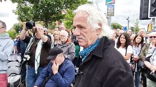 Palestine' renowned muralist told as he's threatened with being shot