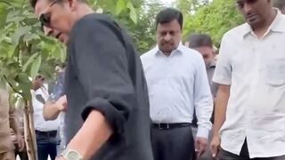 Akshay Kumar At MEGA Foundation To Plant 300 Trees #akshaykumar #shorts #viral #youtubeshorts #trending #shortvideo #ytshorts