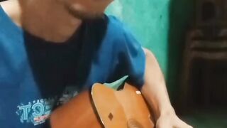 Instrumen gitar akustik menengah ????