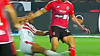 شوف النادي الاهلي بعمل اي مع الزمالك