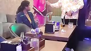 अनजान लड़की के साथ दारु पिता पति ???? पीछे से आ गई बीवी