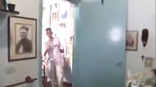 Haroldo Dutra Dias se emociona ao entrar no quarto de Chico Xavier