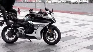 Cats jump in the motorcycle?