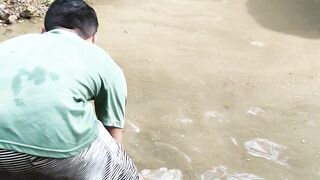 Nguras ikan di sungai