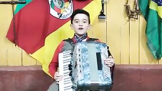 Jovem acordeonista mas ja com muito talento