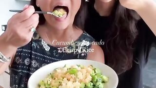 Салат с хрустящим рисом