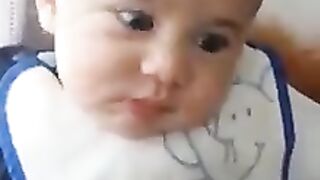 شاهد طفل عندما يسمع  أغنية يامو برغم من ان صوت بشع كتير