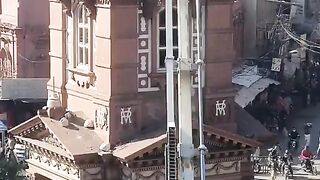 Faisalabad ghanta Ghar per aik admi chad gya haha