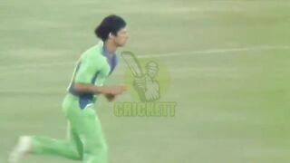 Imran Khan Best Bowling - Imran Khan At his best (AWESOME BOWLING)