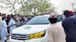 The rain of slaps on Umar Ayub's car, the car was stopped by the workers, how Umar Ayub ran after the video came.