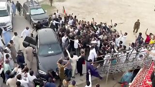Imran Khan Arrives at Jalsa in Faisalabad