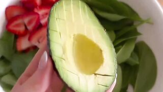 Салат с клубникой