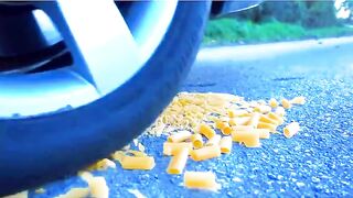 Esmagando coisas crocantes e macias de carro! CARRO EXPERIMENTAL vs BALÕES DE GELÉIA