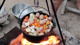 Memasak cara tradisional dengan kayu bakar