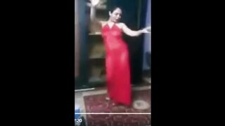 رقص جريء على أغنية شيطان: استعراض مثير لا يفوتك