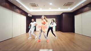 URVASHI RAUTELA Dancing