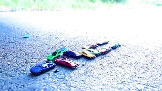 Esmagando coisas crocantes e macias de carro! EXPERIMENT CAR vs Macaco Azul Stretch