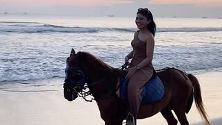 Enjoy the beauty of the beach in the afternoon with a horse while waiting for the sun to set