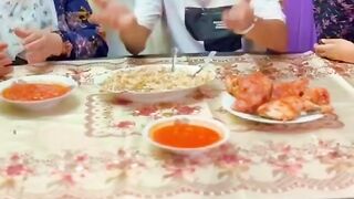 اخويا الصغير  اني بعامل امي وحش ????