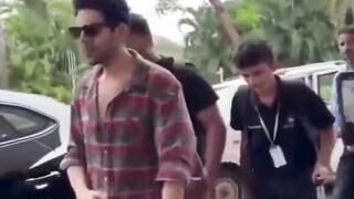 Kartik Aaryan sets off to Gwalior for '#BhoolBhulaiyaa3' shoot! #kartikaaryan #short #shorts #trending #viral #bollywood #viralshorts