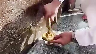 غلاف کعبہ کی تبدیلی کامنظر*  ۔