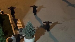 GIIIRLLS ARE DANCINNG