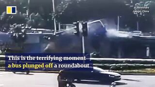 Bus plunges off roundabout, injuring 9 in China