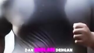 Seorang pria panik dikejar harimau.funny video lucu