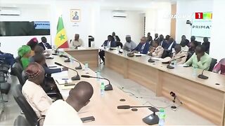 PRIMATURE___Le_Premier_ministre_a_reçu_les_représentants_des_commerçants_et_populations_de_Colobane(18).