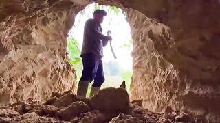 "Five-Day Solo Challenge: Constructing a Jungle Survival Shelter"