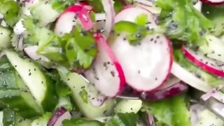 Салат с редисом и огурцом