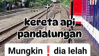 Detik"kereta anjlok