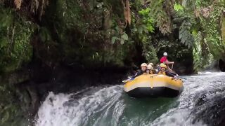 Hampir Saja Air Terjun Menelan Mereka