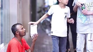 #makeyou laugh #interesting video#Foreigners really know how to play, true love comes first
