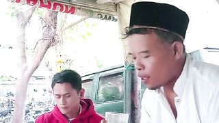 Minum kopi lucu