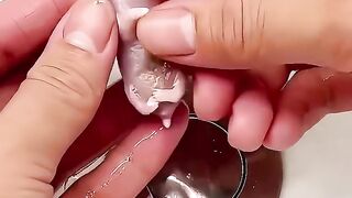 La fille a adopté un bébé hérisson dans sa maison #shorts.