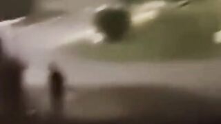 Policier tire a balle réel sur les manifestants