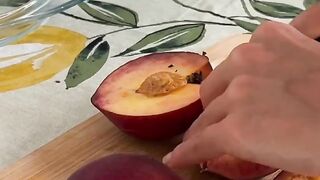 Летний салат с персиками